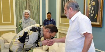 HARI INI CIUM TANGAN SULTAN PUN KENA KRITIK