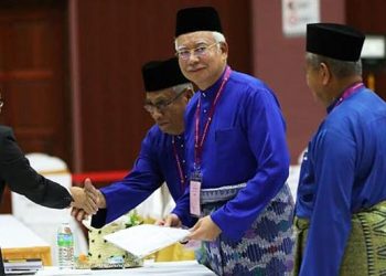 NAJIB: ADAKAH MAHATHIR MENUDUH SYARIKAT GERGASI CHINA BERSUBAHAT AMAL RASUAH DENGAN BN?