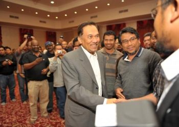 ANWAR TERUJA MAHATHIR BANTU BELIAU BERKEMPEN