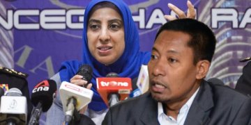 LATHEEFA KOYA LETAK JAWATAN, DASAR LUAR NEGARA TERJEJAS