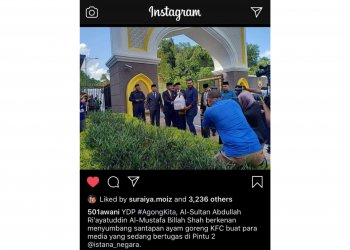 YDP AGONG MENJAMU PETUGAS MEDIA YANG MENANTI DI PINTU ISTANA NEGARA