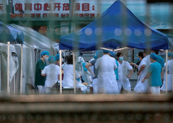 BIMBANG GELOMBANG KEDUA, BEIJING ARAH LAPANGAN TERBANG DAN SEKOLAH DITUTUP