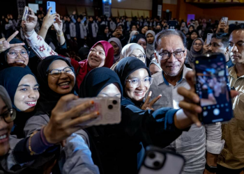 PERDANA MENTERI BANGKITKAN KEPERLUAN KURIKULUM BAHARU LIBAT TEKNOLOGI AI, IoT DI USIM
