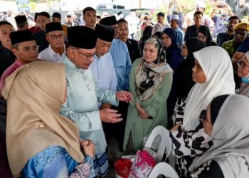 YAB PERDANA MENTERI ZIARAH KELUARGA MANGSA NAHAS PESAWAT TERHEMPAS DI ELMINA