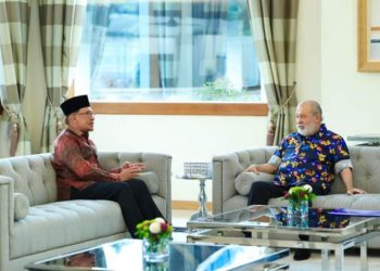 YAB PERDANA MENTERI DIPERKENAN MENGADAP SULTAN JOHOR DI ISTANA PELANGI